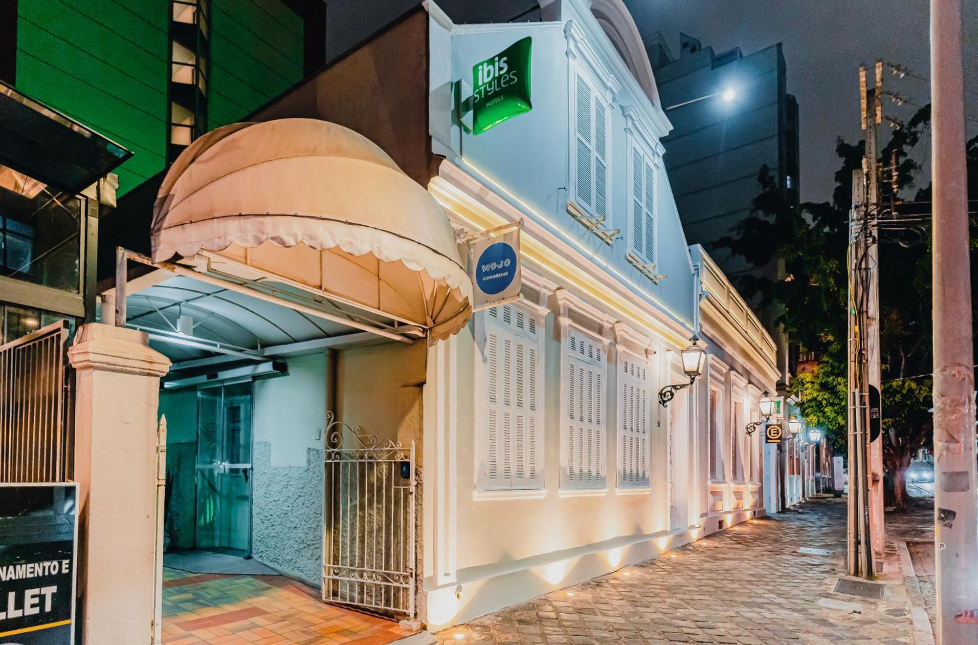 Ibis Styles Curitiba Centro Cívico Hotel Exterior foto